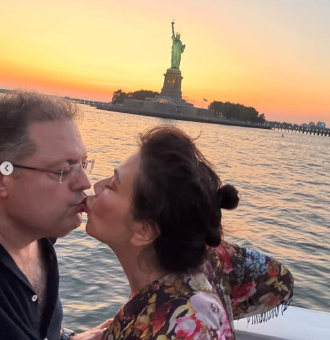 Yeşim Ceren Bozoğlu çocukluk aşkıyla sevgili oldu! Dudak dudağa poz 4