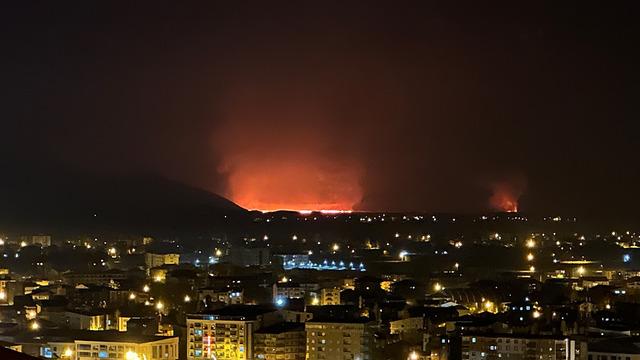 Yer Hakkari... Yangın tüm ilçeden görüldü: Nehil Sazlığı yanıyor! Kuş cenneti olarak biliniyordu