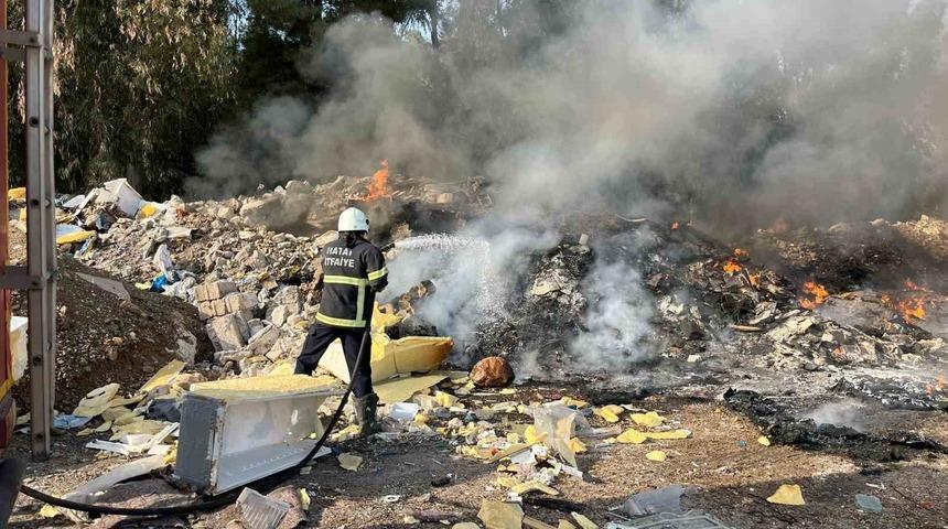 Kırıkhan&rsquo;da hurdalık alanda &ccedil;ıkan yangını itfaiye ekipleri s&ouml;nd&uuml;rd&uuml;