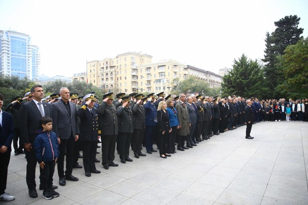 Dünyanın dört bir yanında hayat aynı dakikada durdu: Büyük Önder Atatürk, Azerbaycan dan Çin e birçok ülkede anıldı 2