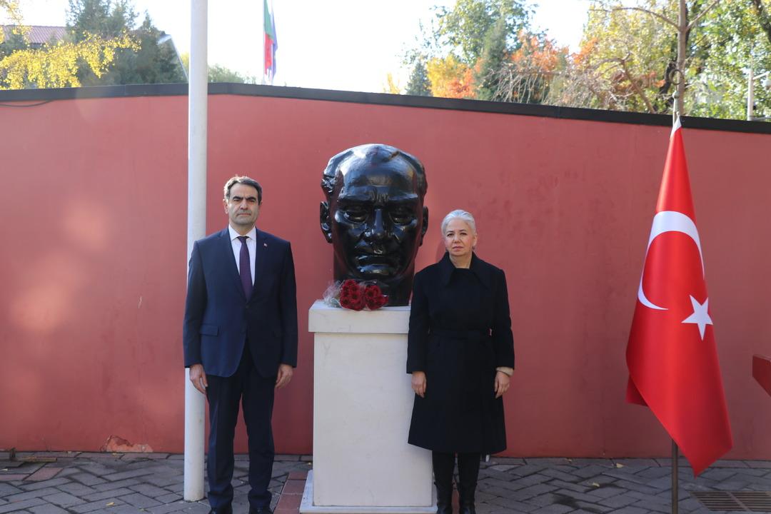 Dünyanın dört bir yanında hayat aynı dakikada durdu: Büyük Önder Atatürk, Azerbaycan dan Çin e birçok ülkede anıldı 4