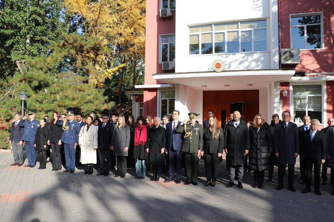 Dünyanın dört bir yanında hayat aynı dakikada durdu: Büyük Önder Atatürk, Azerbaycan dan Çin e birçok ülkede anıldı 6