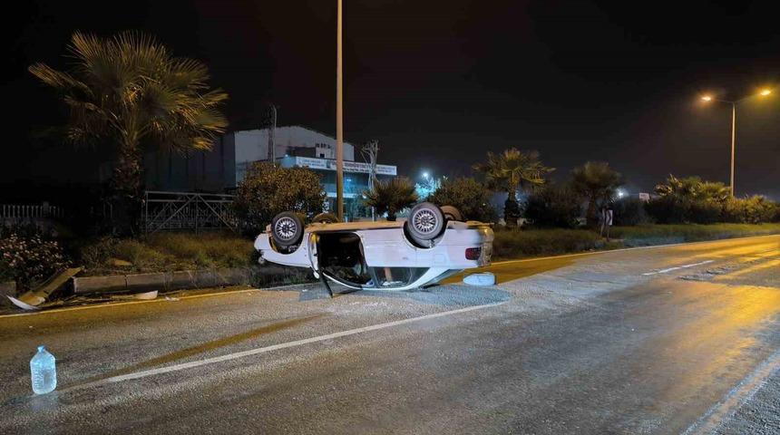 Takla atarak, ters d&ouml;nen otomobilin s&uuml;r&uuml;c&uuml;s&uuml; yaralandı