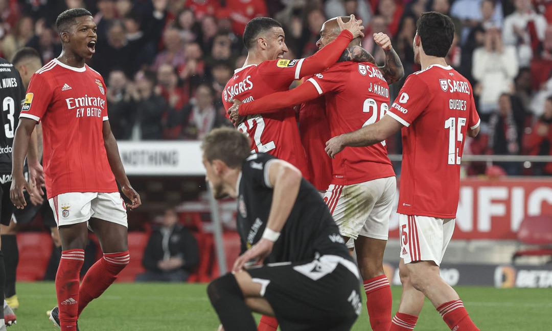 Mourinho yine kazanamadı! Düşme hattındaki takıma puan kaybedince hakemin üzerine yürüdü 1