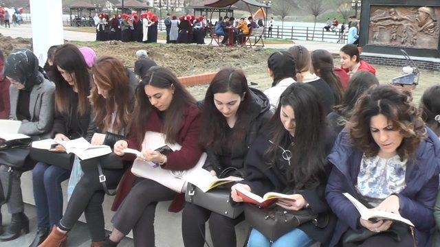 Ayvacık’ta 7’den 70’e herkes kitap başında