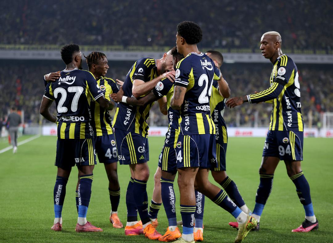Galatasaray ın puan kaybı sonrası Fenerbahçeli eski futbolcu Emenike den olay paylaşım! 1