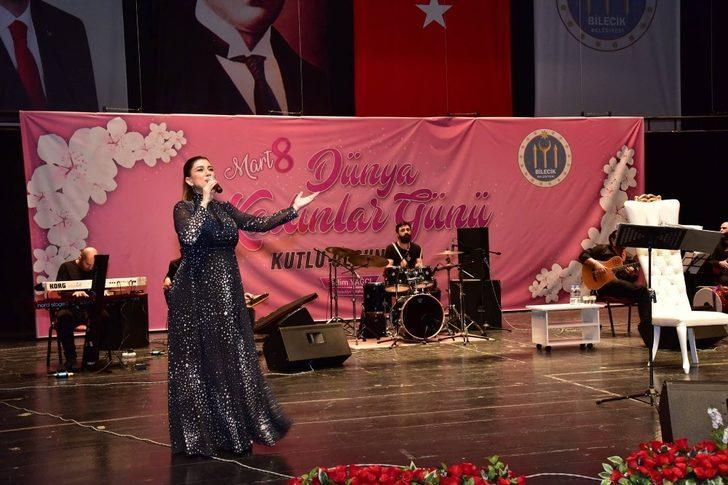 Bilecikli kadınlar Nadide Sultan konserinde buluştu