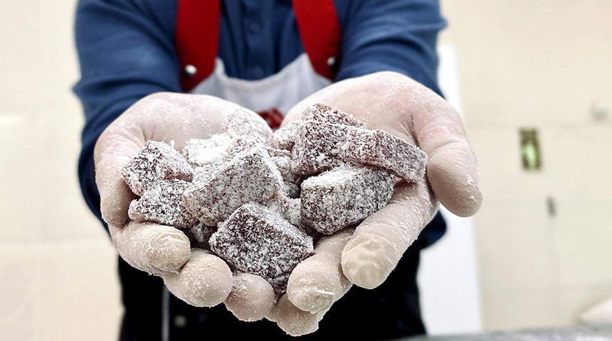 Acı biberi lokumla birleştirdi! Adını &lsquo;D&uuml;nya Hali&rsquo; koydu: "&Ouml;nce tatlandırıyor sonra mutluluk g&ouml;zyaşları geliyor"