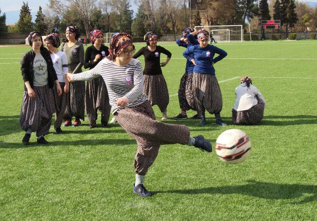 Şalvarspor dostluk maçı için sahalara döndü