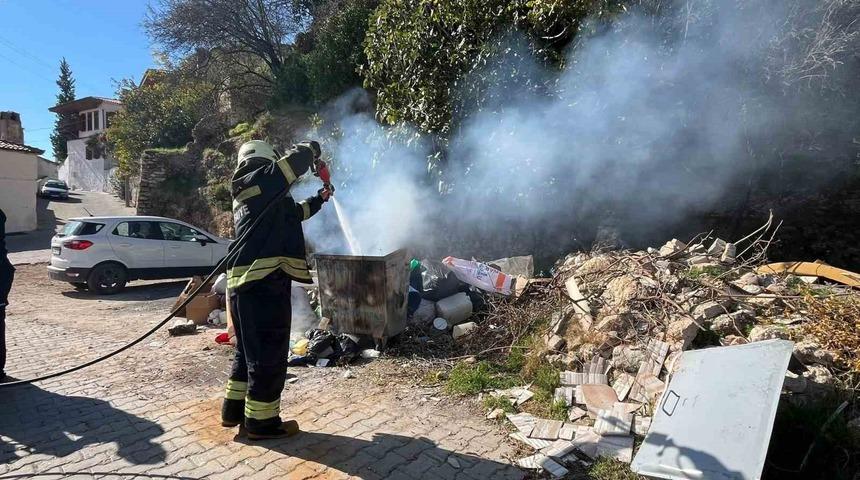Menteşe&rsquo;de &ccedil;&ouml;p konteynerinde yangın paniği