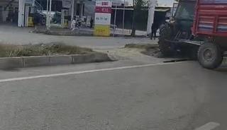Refüjden yolun karşısına geçmek isteyen traktöre otomobil çarptı