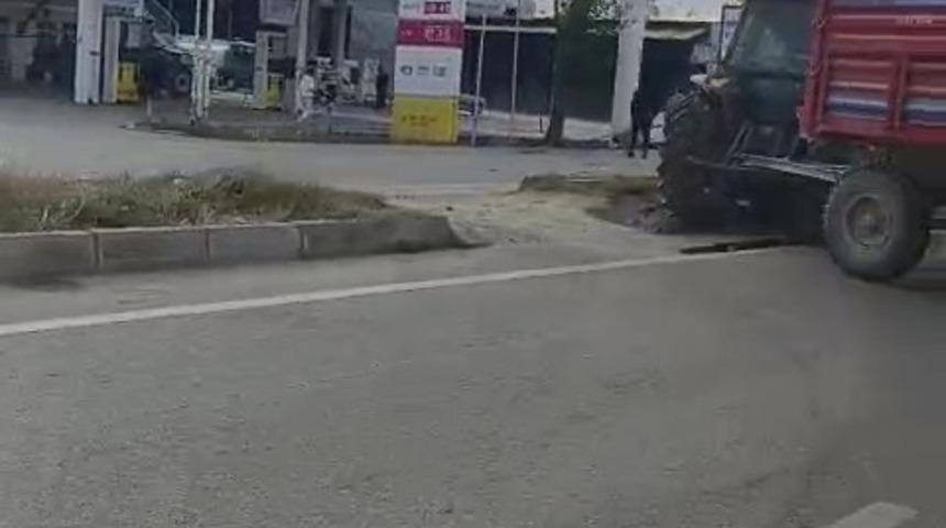 Ref&uuml;jden yolun karşısına ge&ccedil;mek isteyen trakt&ouml;re otomobil &ccedil;arptı