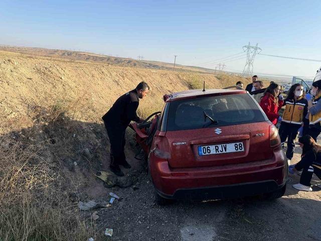 640xauto Yük kamyonuyla çarpışan otomobil hurdaya döndü: 1 ölü, 1 yaralı