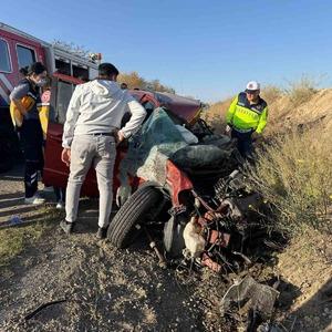 Yük kamyonuyla çarpışan otomobil hurdaya döndü: 1 ölü, 1 yaralı