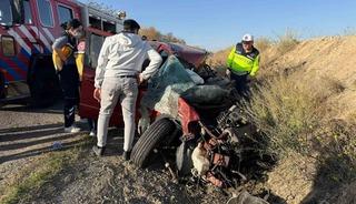 Yük kamyonuyla çarpışan otomobil hurdaya döndü: 1 ölü, 1 yaralı