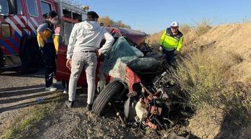 Yük kamyonuyla çarpışan otomobil hurdaya döndü: 1 ölü, 1 yaralı