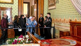 Saray'ın önünde uzun kuyruklar oluştu