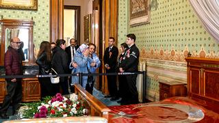 Dolmabahçe Sarayı önünde uzun kuyruklar oluştu: Büyük Önder Gazi Mustafa Kemal Atatürk , odasında törenle anıldı