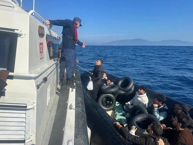 İzmir açıklarında 14 göçmen kurtarıldı, 35 göçmen yakalandı 1