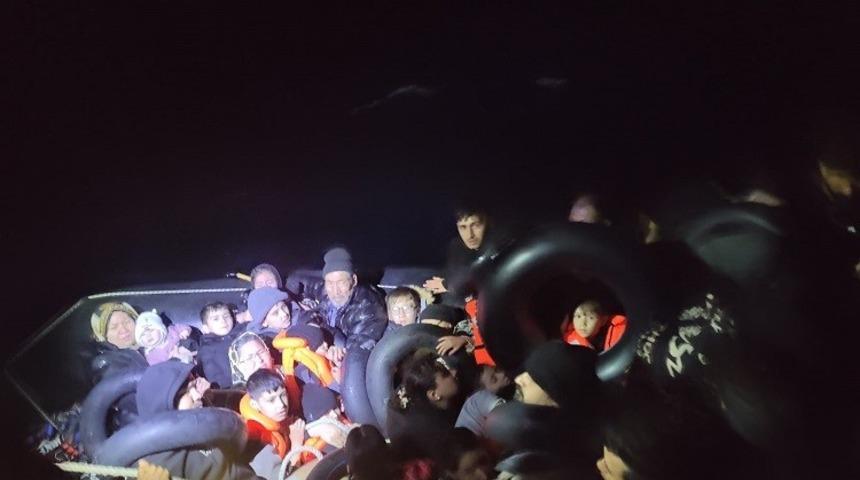 İzmir açıklarında 14 göçmen kurtarıldı, 35 göçmen yakalandı