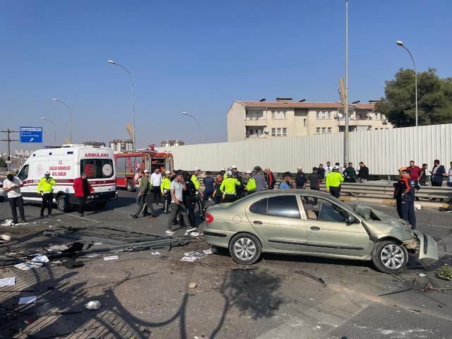 Şanlıurfa da zincirleme trafik kazası: 3 &uuml; ağır 4 yaralı 2