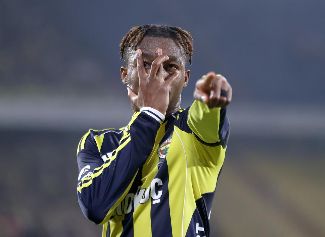 Galatasaray kaybetti, Fenerbah&ccedil;e kazandı... Fark artık 1 puan! Trendyol S&uuml;per Lig de 12. hafta sonrası her şey değişti! Yapay zeka şampiyonu a&ccedil;ıkladı... 1