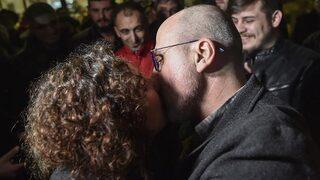 Ahmet Şık'ın eşi Yonca Şık ile buluşma anı objektiflere yansıdı