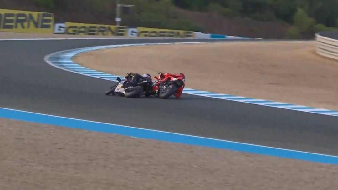 Yarış sırasında Toprak Razgatlıoğlu nu d&uuml;ş&uuml;rm&uuml;şt&uuml;! Bulega nın başına &ouml;yle bir şey geldi ki... 1