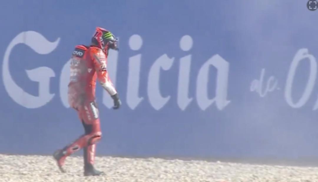 Yarış sırasında Toprak Razgatlıoğlu nu d&uuml;ş&uuml;rm&uuml;şt&uuml;! Bulega nın başına &ouml;yle bir şey geldi ki... 2