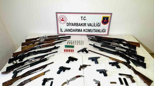 Jandarma ekiplerinden silah ve kaçakçılık operasyonu
