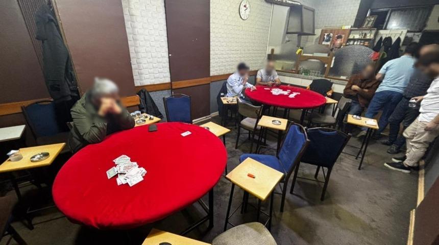 Kıraathaneye gece kumar baskını