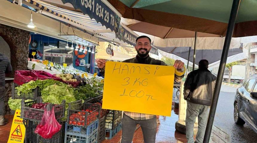Iğdır&rsquo;da 3 kilogramı 100 lira olan hamsiye vatandaşlardan yoğun ilgi