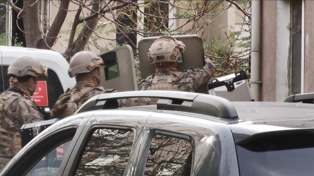 Başkent&rsquo;te silahlı adam krizi! 3