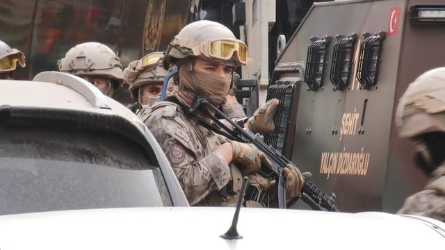 Başkent&rsquo;te silahlı adam krizi! 2