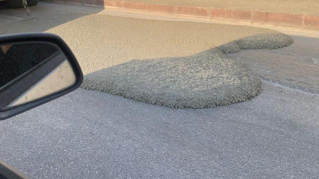 Elazığ’da mikserden taşan beton asfalt yola döküldü