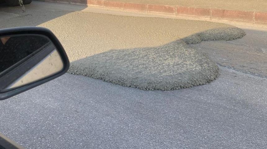 Elazığ&rsquo;da mikserden taşan beton asfalt yola d&ouml;k&uuml;ld&uuml;