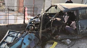 Yer: Trabzon! Park halindeki kamyon hareket etti, 3 araca çarpıp devrildi