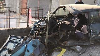 Yer: Trabzon! Park halindeki kamyon hareket etti, 3 araca çarpıp devrildi