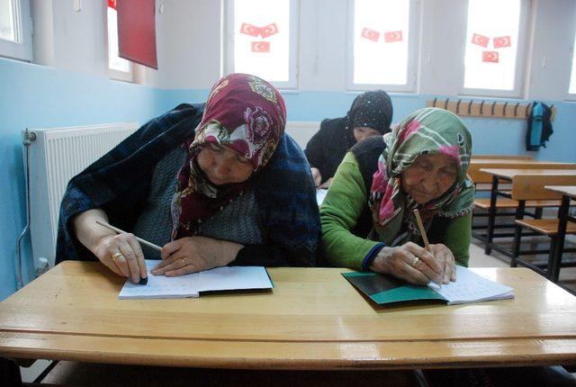 Tokat’ta 78 yaşındaki anne, 53 yaşındaki kızı ile okuma-yazma öğreniyor