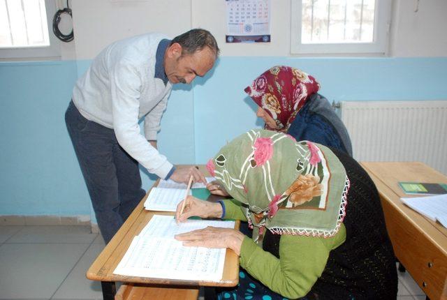 Tokat’ta 78 yaşındaki anne, 53 yaşındaki kızı ile okuma-yazma öğreniyor