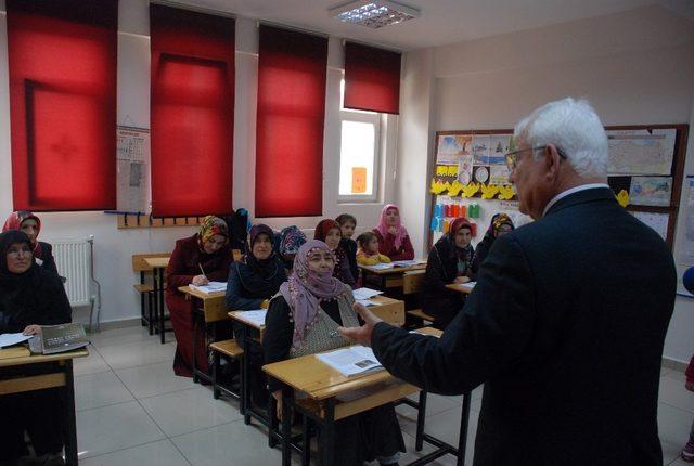 Tokat’ta 78 yaşındaki anne, 53 yaşındaki kızı ile okuma-yazma öğreniyor