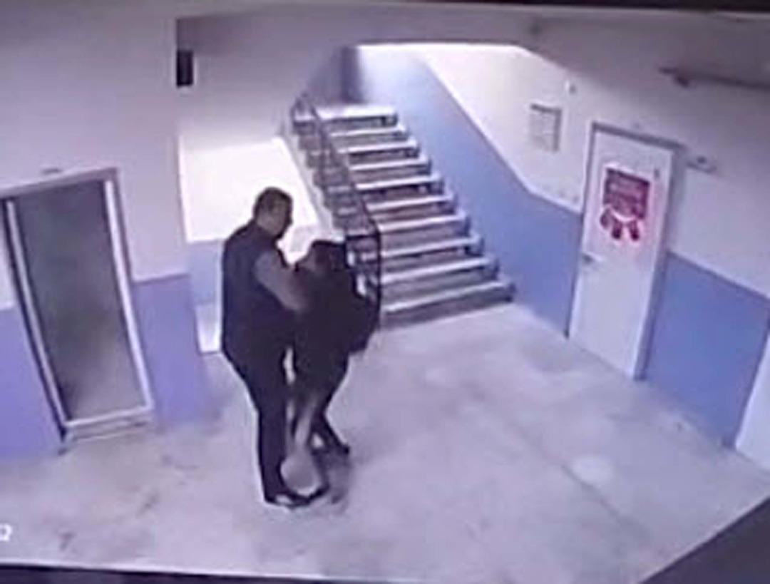 Manisa da akılalmaz olay! Okul m&uuml;d&uuml;r&uuml;, otizmli &ouml;ğrenciyi merdivenlerden itti 3
