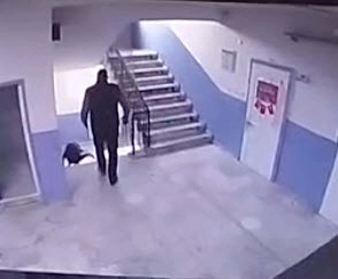 Manisa da akılalmaz olay! Okul m&uuml;d&uuml;r&uuml;, otizmli &ouml;ğrenciyi merdivenlerden itti 2
