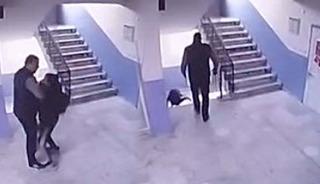 Okul müdürü, otizmli öğrenciyi merdivenlerden itti