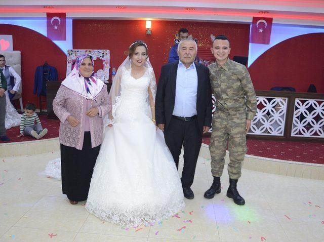Askerden gelin ablasına s&uuml;rpriz 3
