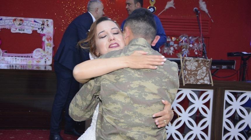 Askerden gelin ablasına s&uuml;rpriz