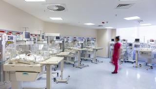 Aynı odada kaldığı hastanın solunum cihazını söktü