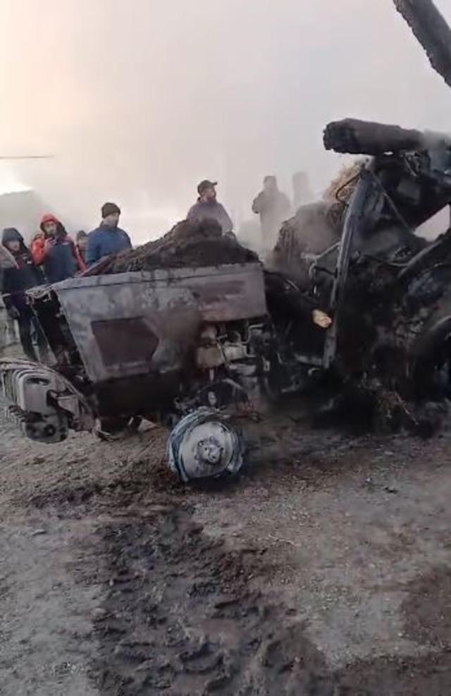 Ardahan’da korkutan yangın: 2 traktör ve ekipmanlar kül oldu 3