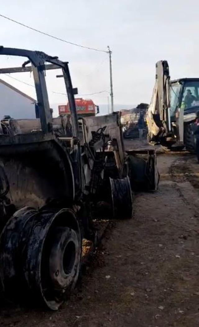 Ardahan’da korkutan yangın: 2 traktör ve ekipmanlar kül oldu 1