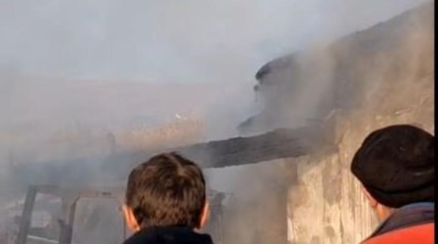 Ardahan’da korkutan yangın: 2 traktör ve ekipmanlar kül oldu